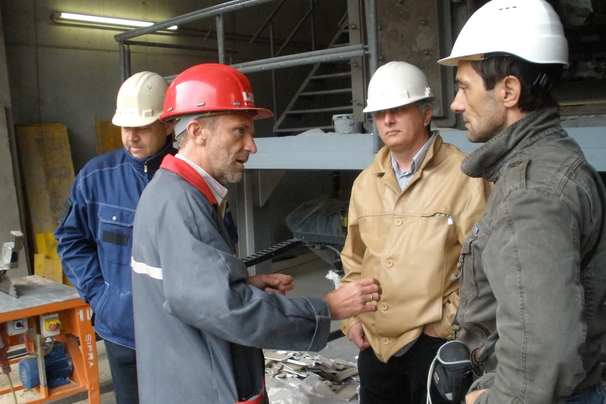 Volcano tehnički tim tokom obilaska industrijskog postrojenja