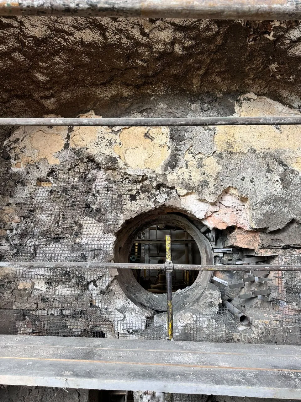 Originalni kadar pregleda oštećene vatrostalne obloge